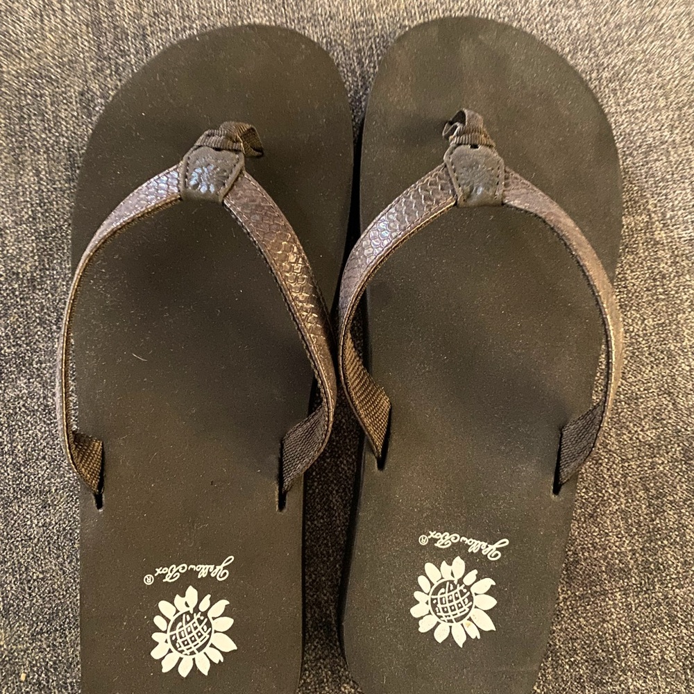NEVER BEEN WORN YELLOW BOX Lollie style  brown low profile flip flops
